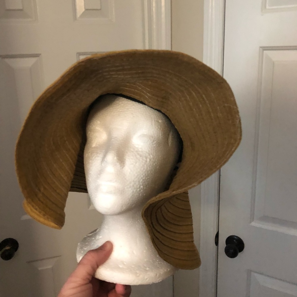 BIG FLOPPY HAT!!